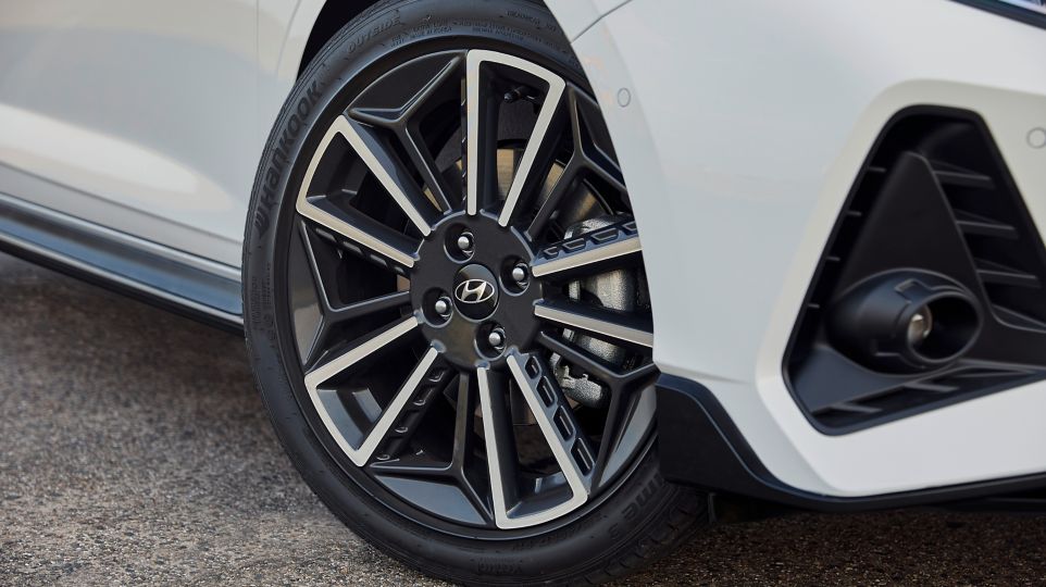 Přední kola nového Hyundai i20 N Line se svým dvoubarevným lakem.