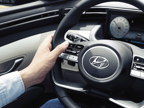 Detail tlačítka na volantu zcela nového SUV Hyundai TUCSON.